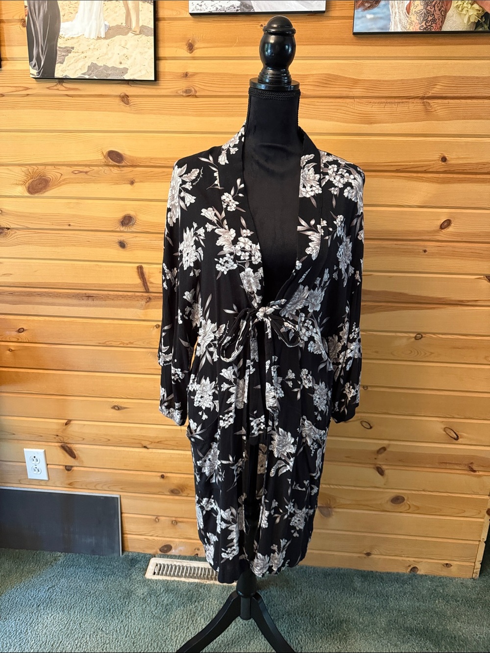 Spiritual Gangster Black & White Floral Tie-Waist Robe